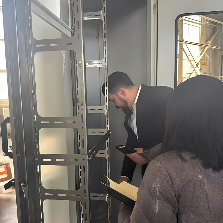 SKYT accueille un client britannique pour l'acceptation d'échantillons, sécurise une commande groupée et une coopération future